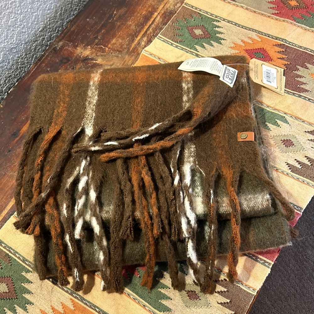 NWT Frye and Co extra large scarf - Picture 7 of 7